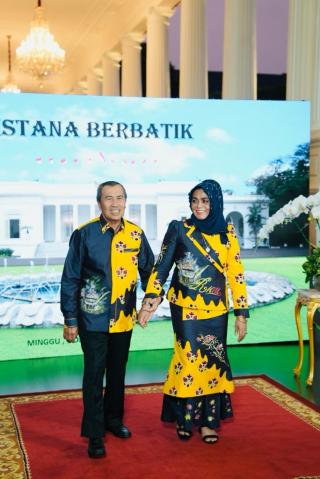 Gubri Syamsuar dan Istri Promosikan Batik Riau di Istana Presiden 